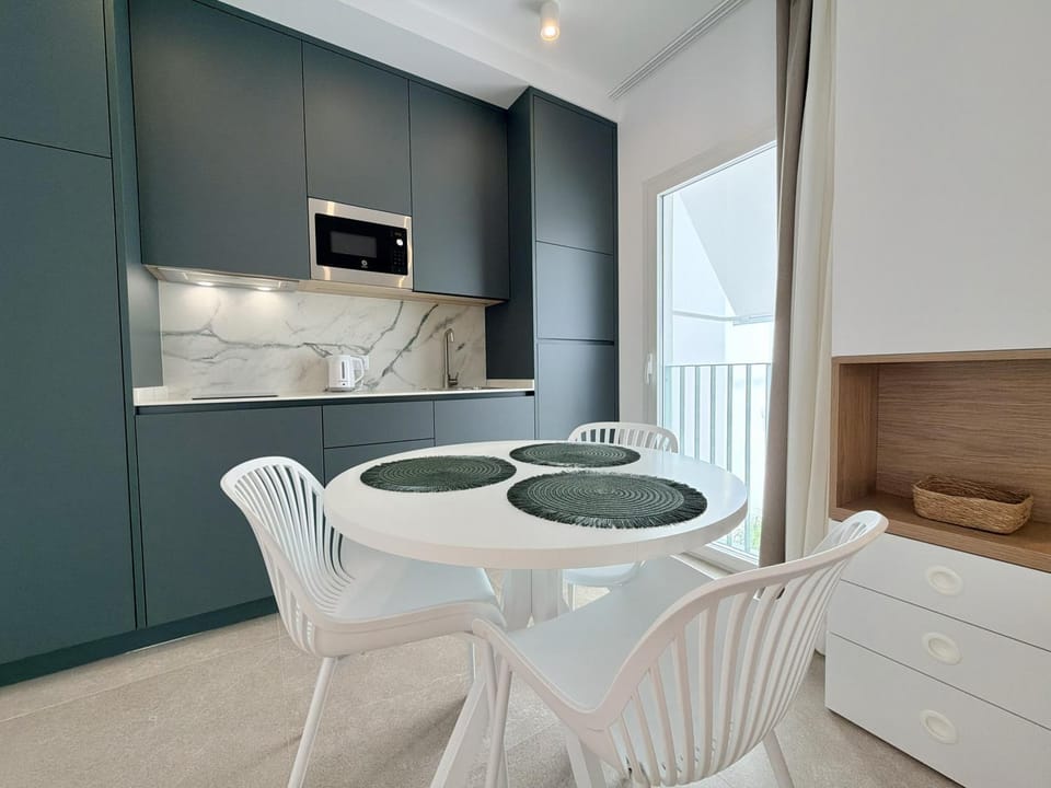 Kitchen or kitchenette, Dining area