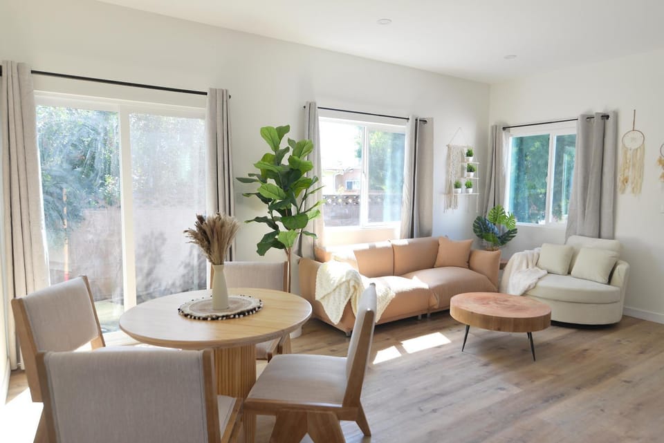 Ariels Adorable Abode, just 10 mins to Disneyland & Convention Center House in Stanton