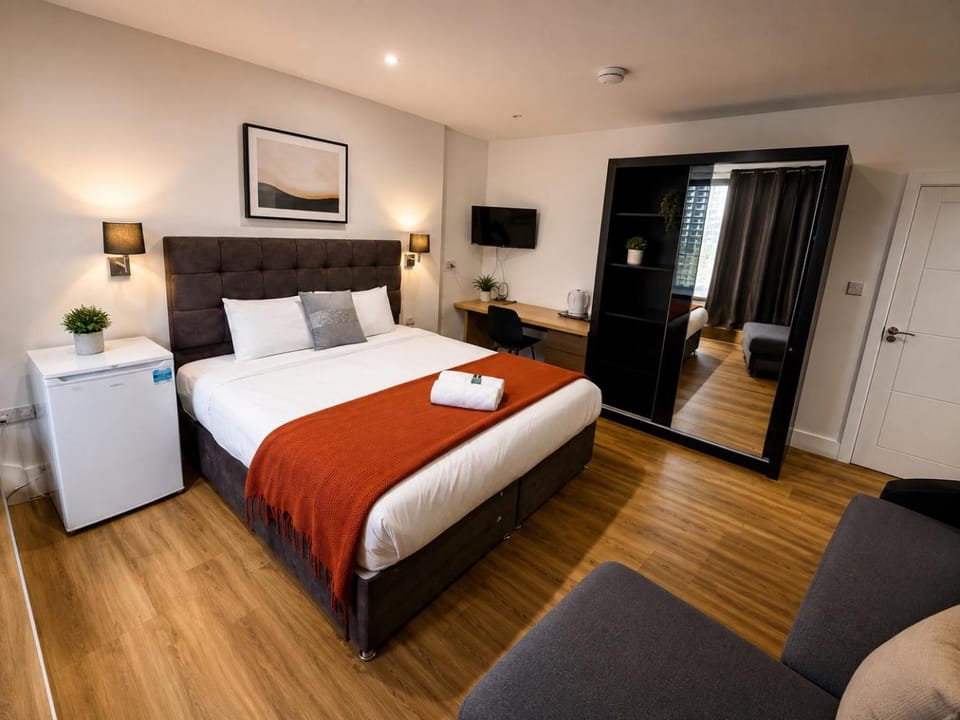 Bed, TV and multimedia, Photo of the whole room, Seating area, Bedroom, towels