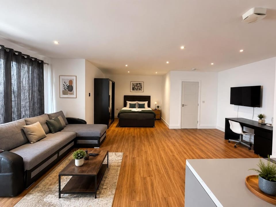 Bed, TV and multimedia, Photo of the whole room, Seating area, Bedroom