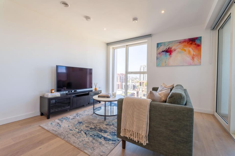 TV and multimedia, Living room, Seating area, Evening entertainment