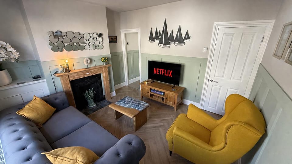 Communal lounge/ TV room, TV and multimedia, Living room, Evening entertainment