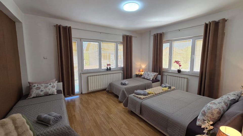 Bed, Balcony/Terrace, Decorative detail, Bedroom, Inner courtyard view, internet, towels, air conditioner