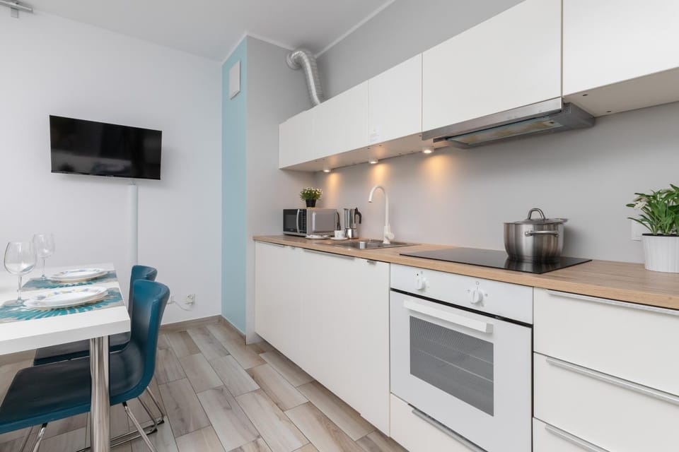 TV and multimedia, Coffee/tea facilities, Kitchen or kitchenette, Dining area, stove