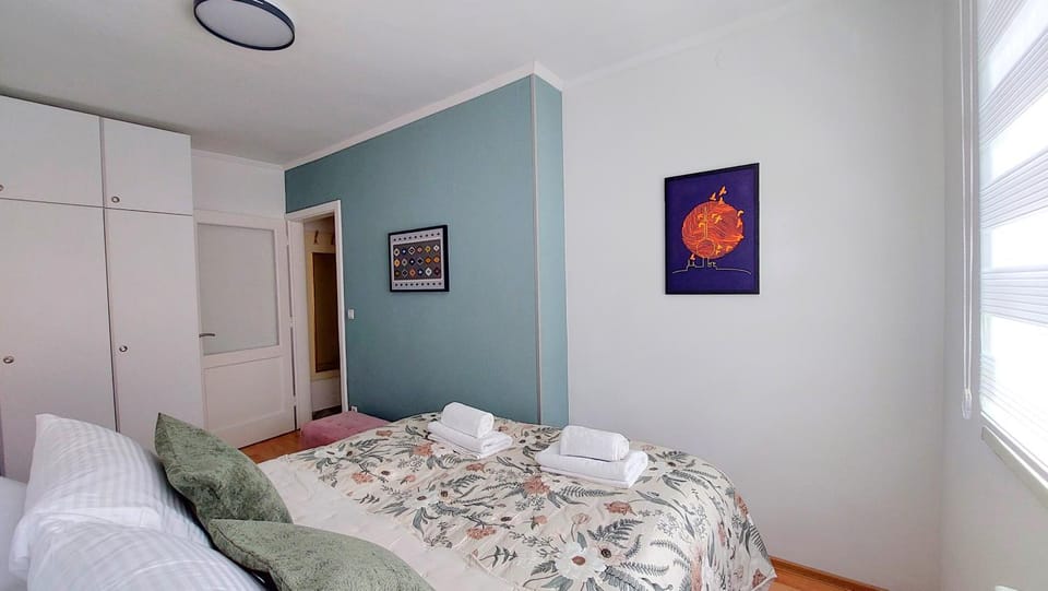 Bed, Bedroom, towels, wardrobe