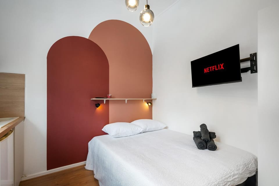 Bed, TV and multimedia, Photo of the whole room, Bedroom, towels