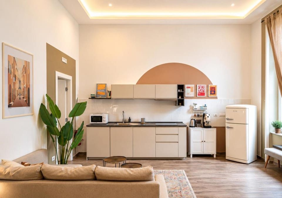 Kitchen or kitchenette, minibar