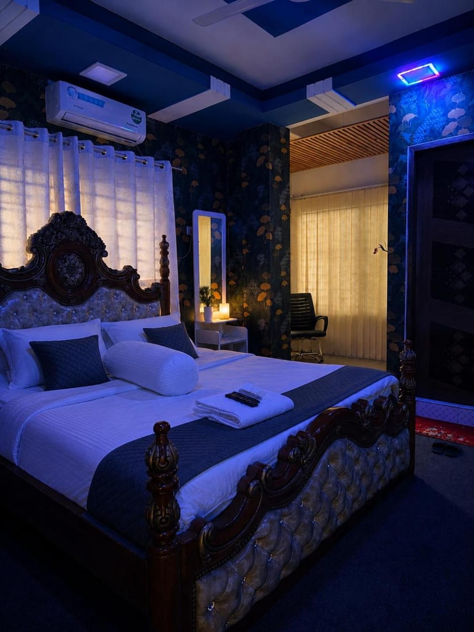 Bed, Living room, Bedroom