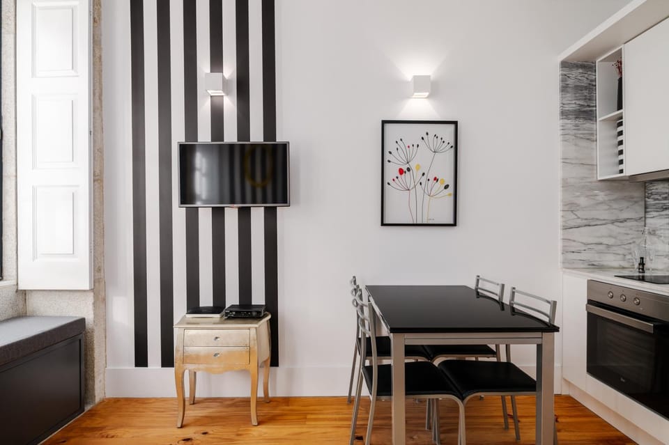 TV and multimedia, Seating area, Dining area