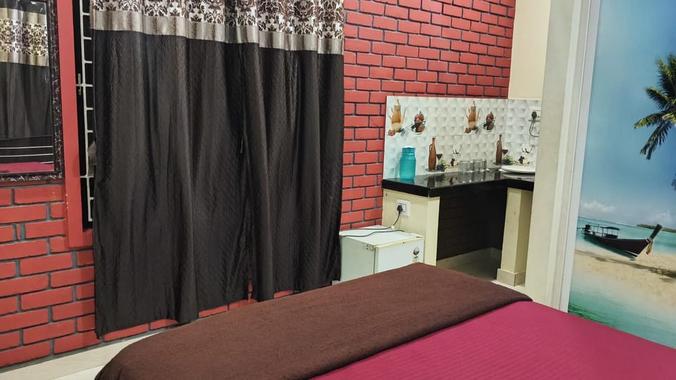 Bed, minibar