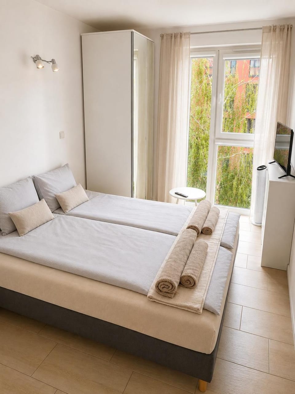 Bed, TV and multimedia, View (from property/room), Bedroom, Inner courtyard view, air conditioner