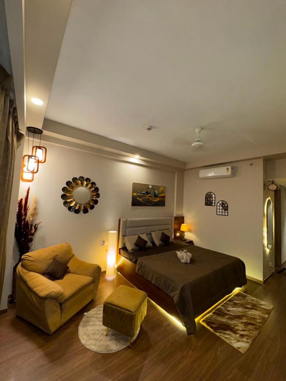 Bed, Photo of the whole room, Bedroom