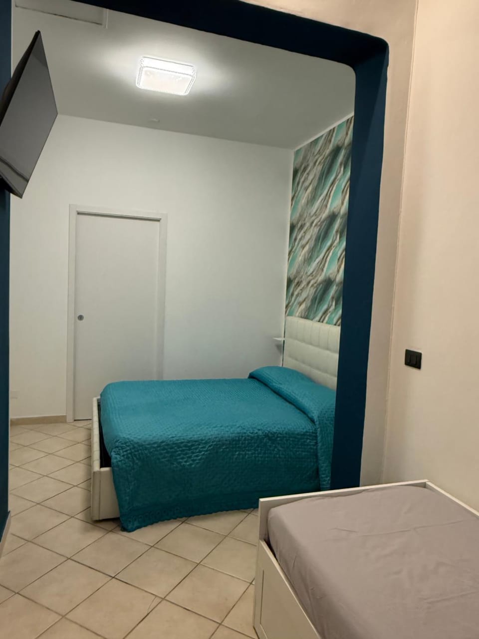 Bed, TV and multimedia, Photo of the whole room, Bedroom