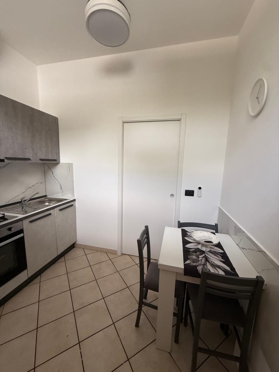 Kitchen or kitchenette, Dining area, minibar, oven, stove