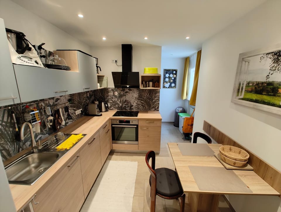 Coffee/tea facilities, Kitchen or kitchenette, dishwasher, oven, stove, toaster