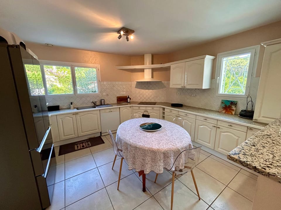 Kitchen or kitchenette, Dining area, stove
