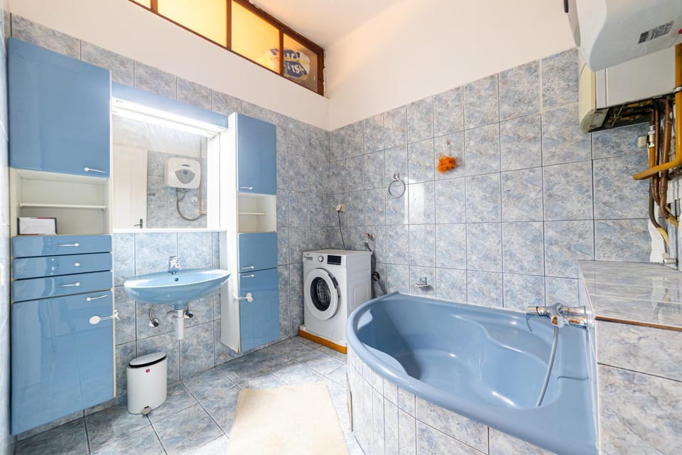 Toilet, Bathroom, Bath, towels, washing machine, dryer