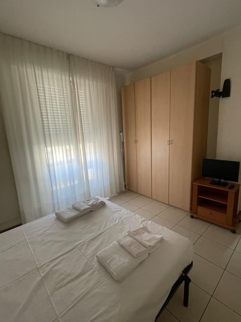 Bedroom, towels, wardrobe