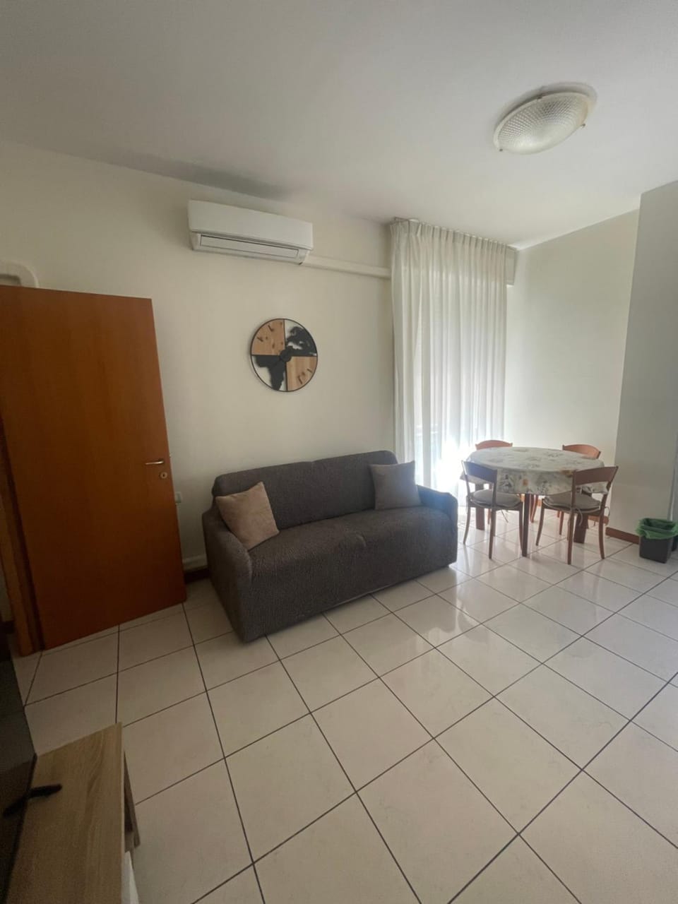 Seating area, Dining area, air conditioner