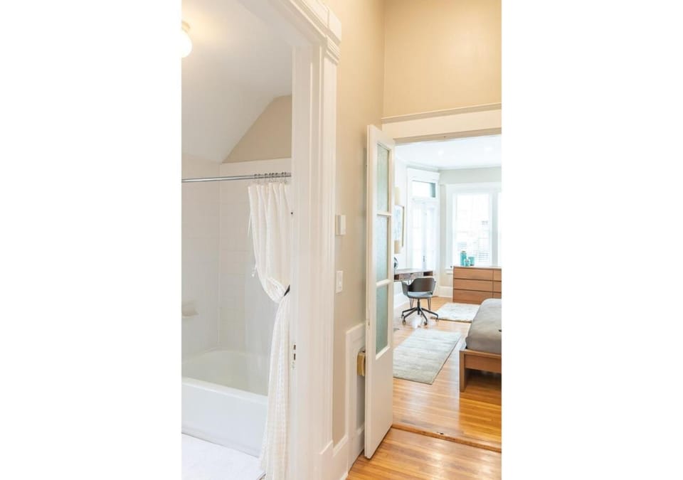 Exquisite 3 Bdrm 2 Bath near Eden Park Apartment in Cincinnati