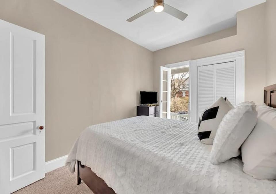 Warm and Spacious 2 Bedroom near Eden Park Apartment in Cincinnati