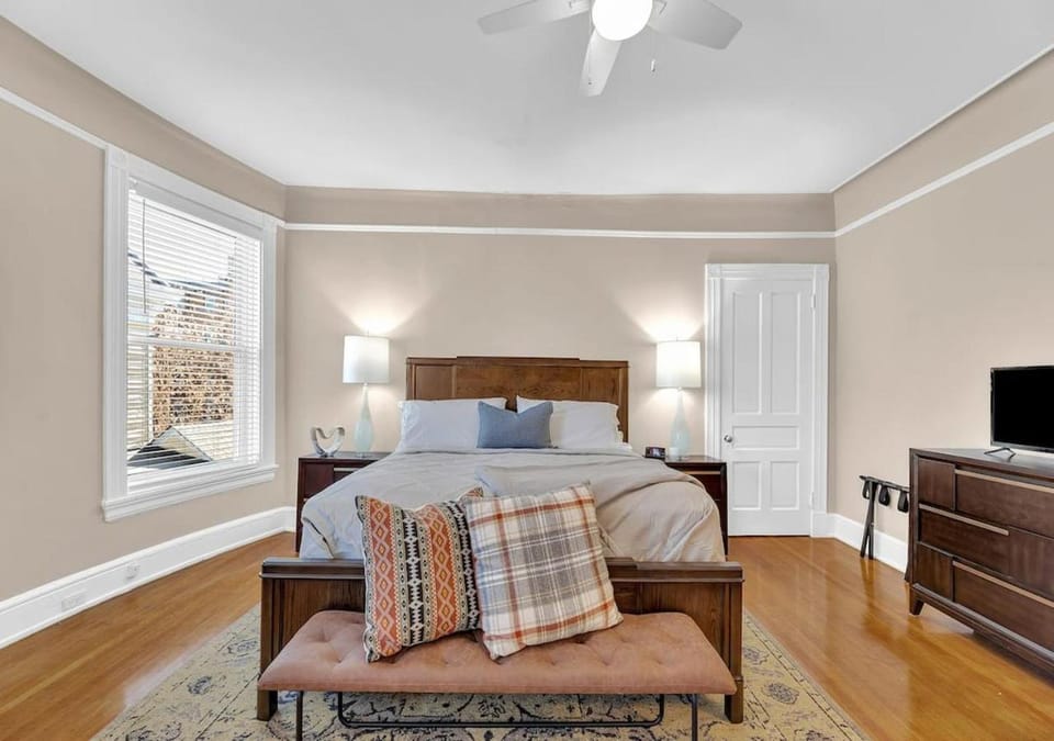 Warm and Spacious 2 Bedroom near Eden Park Apartment in Cincinnati
