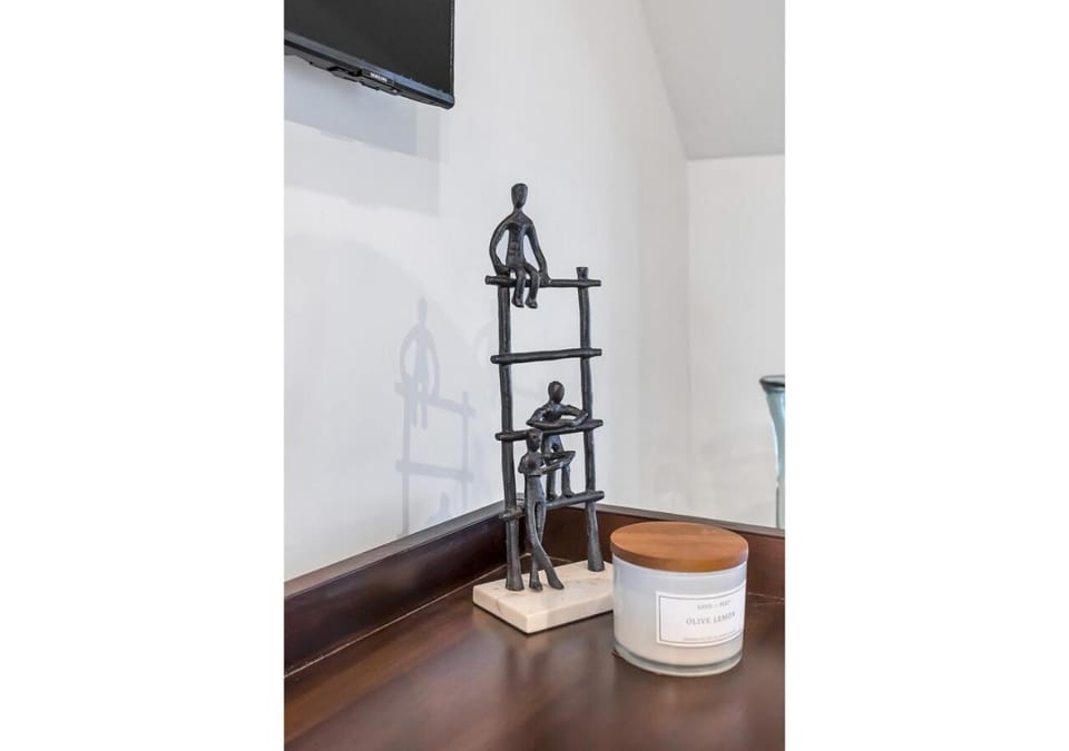 Luxurious 2 Bdrm 2 Bath 3rd floor Walkup Apartment in Cincinnati