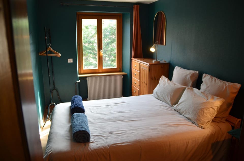Bed, Photo of the whole room, towels