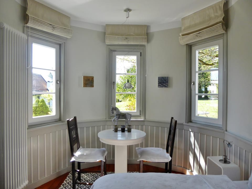 Photo of the whole room, Seating area