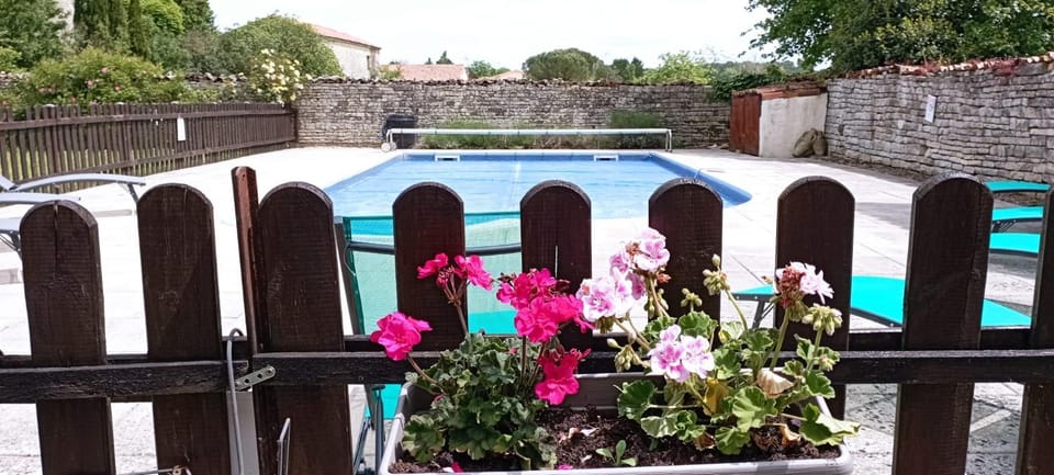1 bedroom cottage with shared pool opens late may House in Nouvelle-Aquitaine
