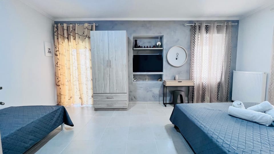 Bed, TV and multimedia, Photo of the whole room, Bedroom