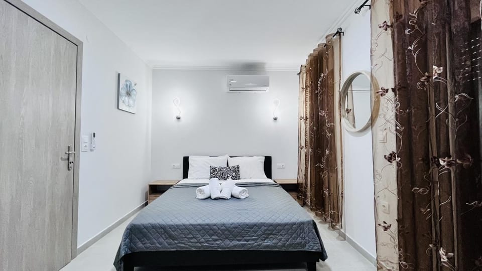 Bed, Photo of the whole room, Bedroom, towels, air conditioner