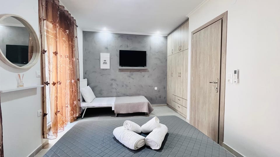 Bed, TV and multimedia, Bedroom, towels