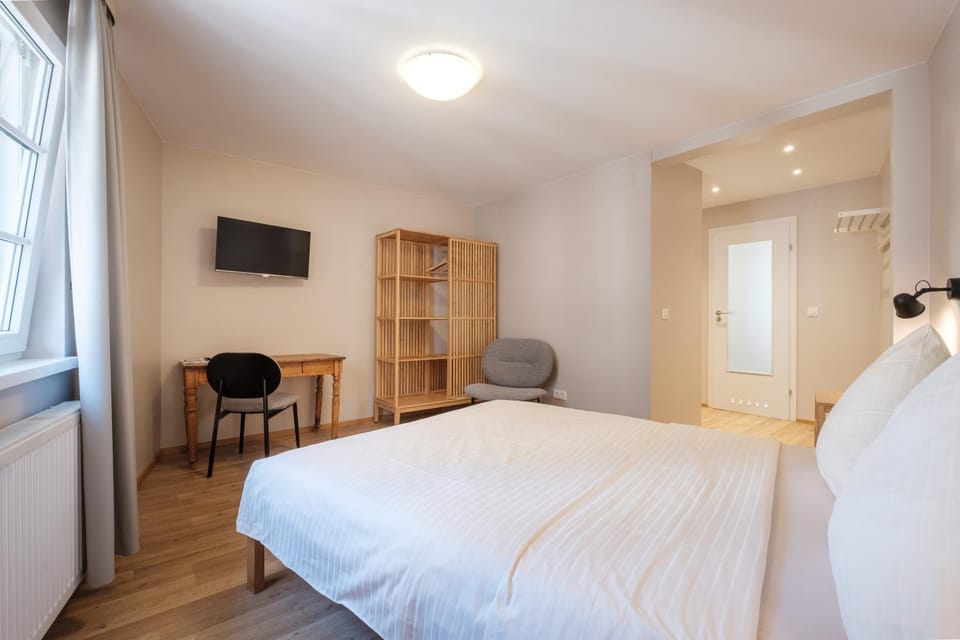 Photo of the whole room, Bedroom, wardrobe