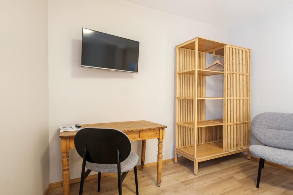 TV and multimedia, Seating area, wardrobe