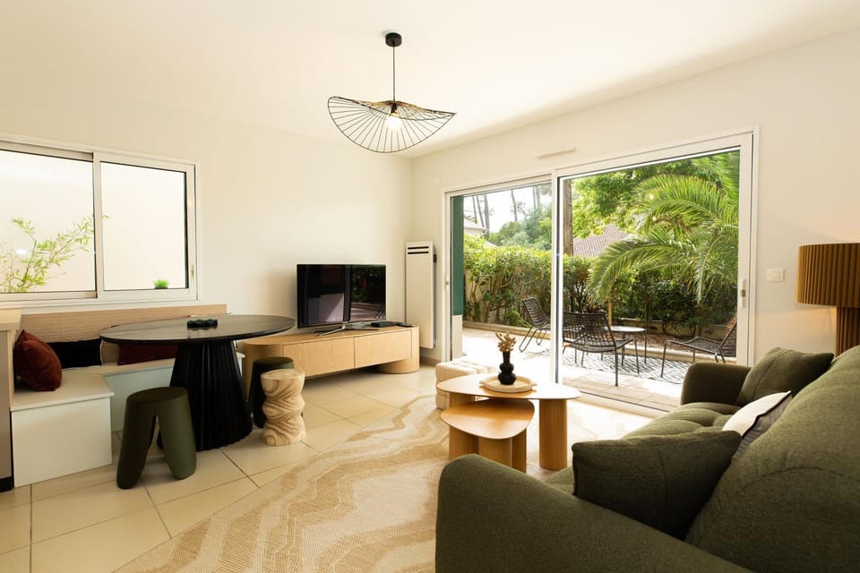 TV and multimedia, Living room, Dining area, Garden view