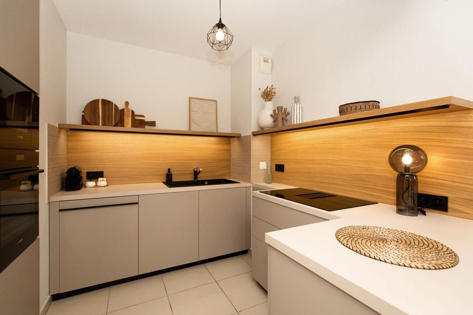 Kitchen or kitchenette, dishwasher, stove