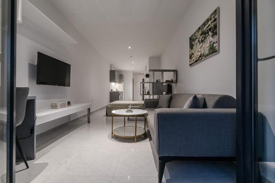 Bed, TV and multimedia, Living room, Decorative detail, Seating area, wardrobe, kitchen
