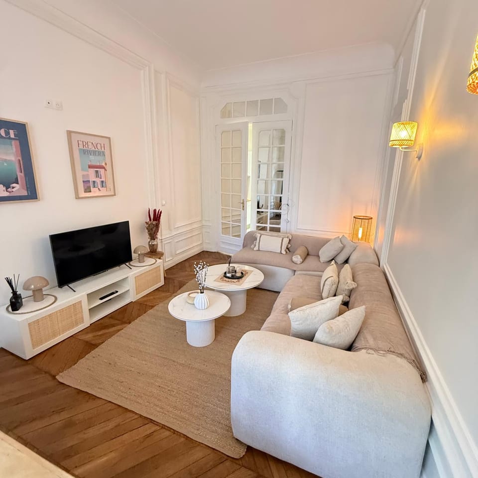 Elegant 2 Bedroom Apartment Arc de Triomphe Apartment in Paris