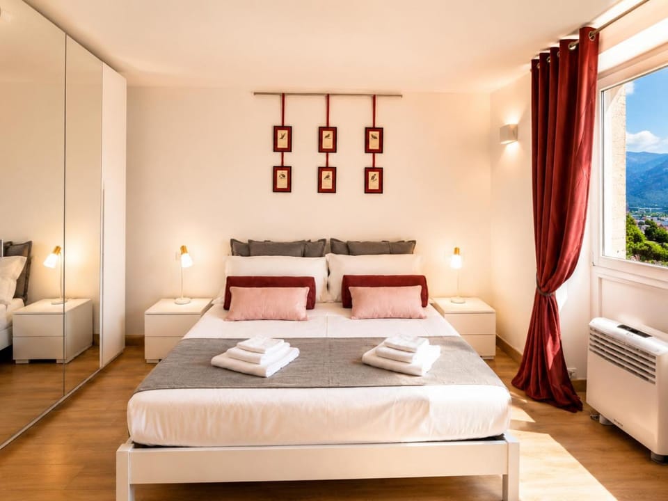 Bed, Natural landscape, Photo of the whole room, Bedroom, Mountain view, towels