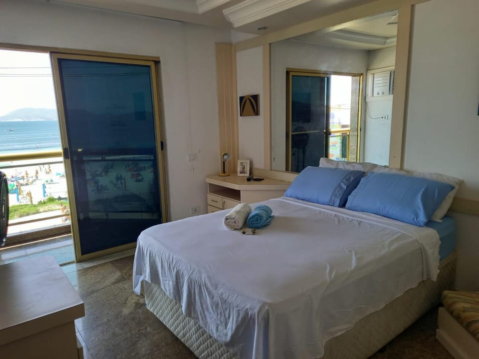 Photo of the whole room, Bedroom, Sea view