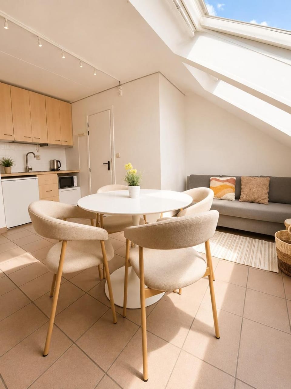 Kitchen or kitchenette, Dining area