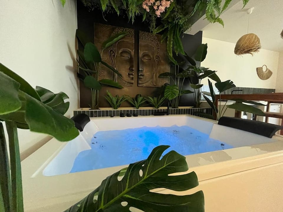 Suite Uluwatu - Spa, Cinéma & Ambiance tropicale Apartment in Saint-Herblain