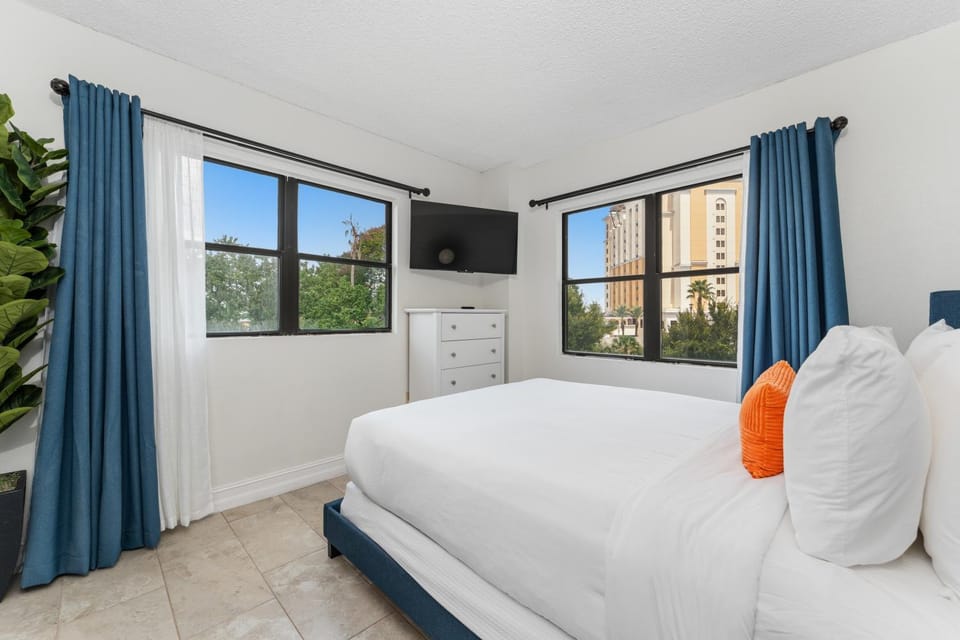 Bed, TV and multimedia, Bedroom, City view