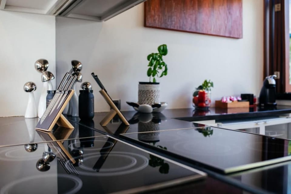 Kitchen or kitchenette, minibar, stove