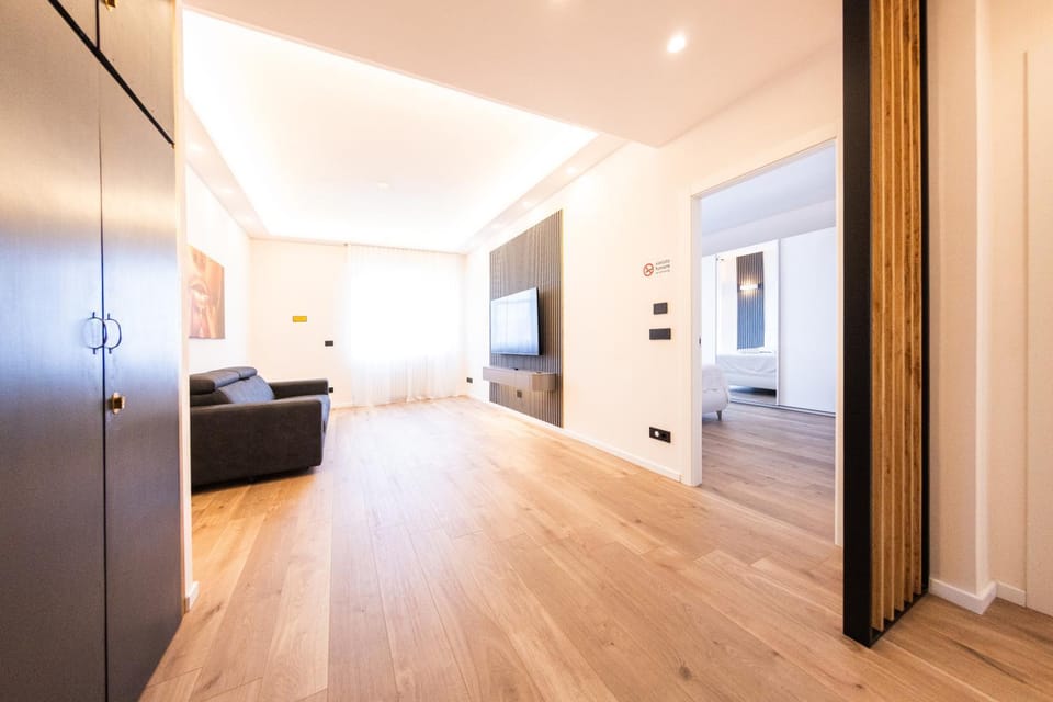 Bed, TV and multimedia, Living room, Photo of the whole room, Seating area, Evening entertainment