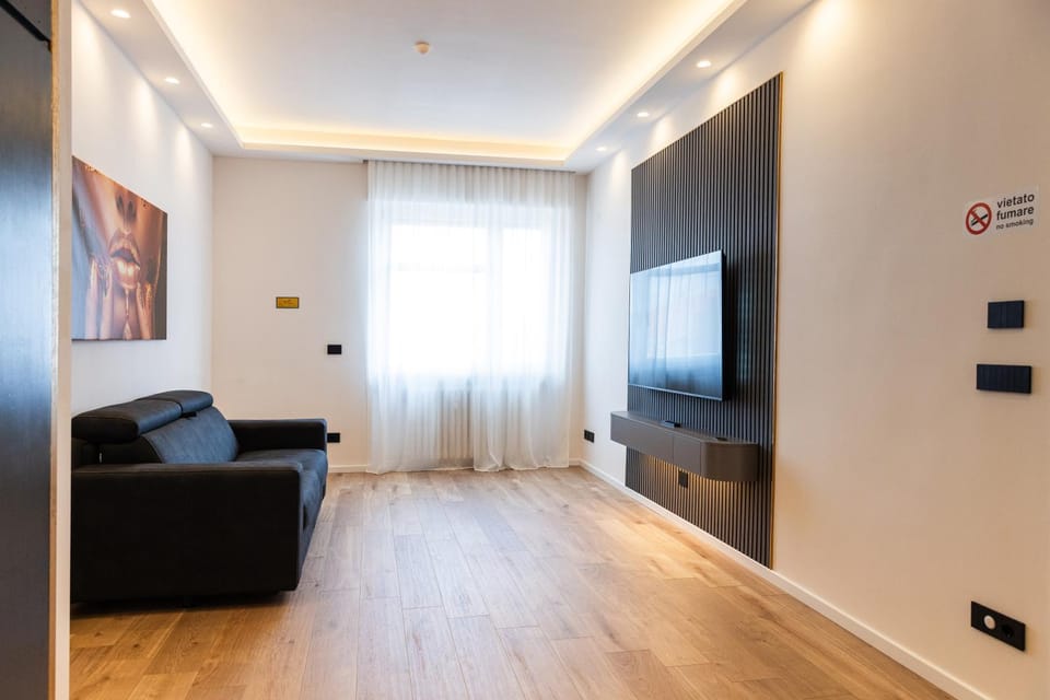 TV and multimedia, Living room, Seating area, Evening entertainment