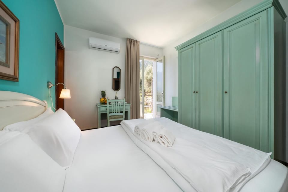 Bed, Photo of the whole room, wardrobe, air conditioner