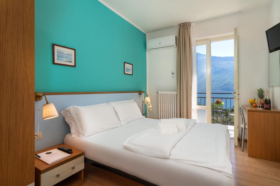 Bed, TV and multimedia, Photo of the whole room, Bedroom, Lake view