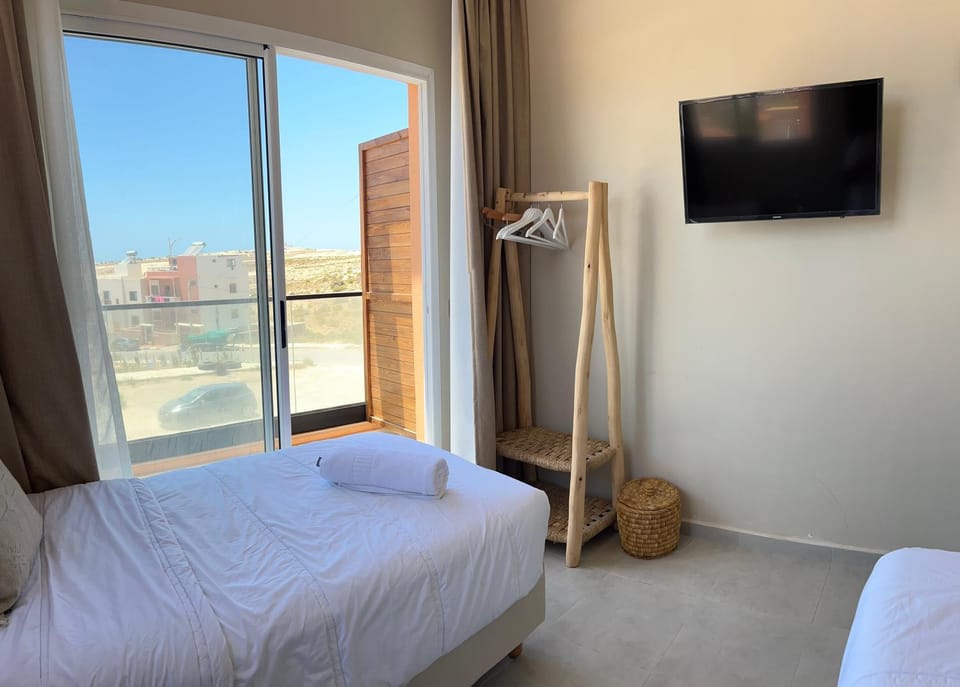 Bed, TV and multimedia, View (from property/room), Balcony/Terrace, Photo of the whole room, Bedroom, towels